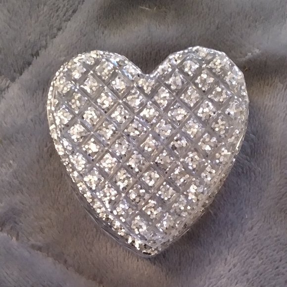 clear with silver glitter small heart box - Picture 1 of 2